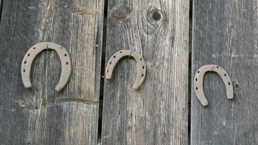 Móng ngựa: Theo truyền thuyết về thánh Dunstan ở thế kỷ 10, ông đã giam linh hồn quỷ dữ trong một chiếc móng ngựa. Do đó, người dân Anh treo móng ngựa trên cửa để xua đuổi tà ma. Móng ngựa treo hướng lên trên để thu thập may mắn và treo hướng xuống dưới để trút may mắn cho bạn. Ảnh: Shutterstock.