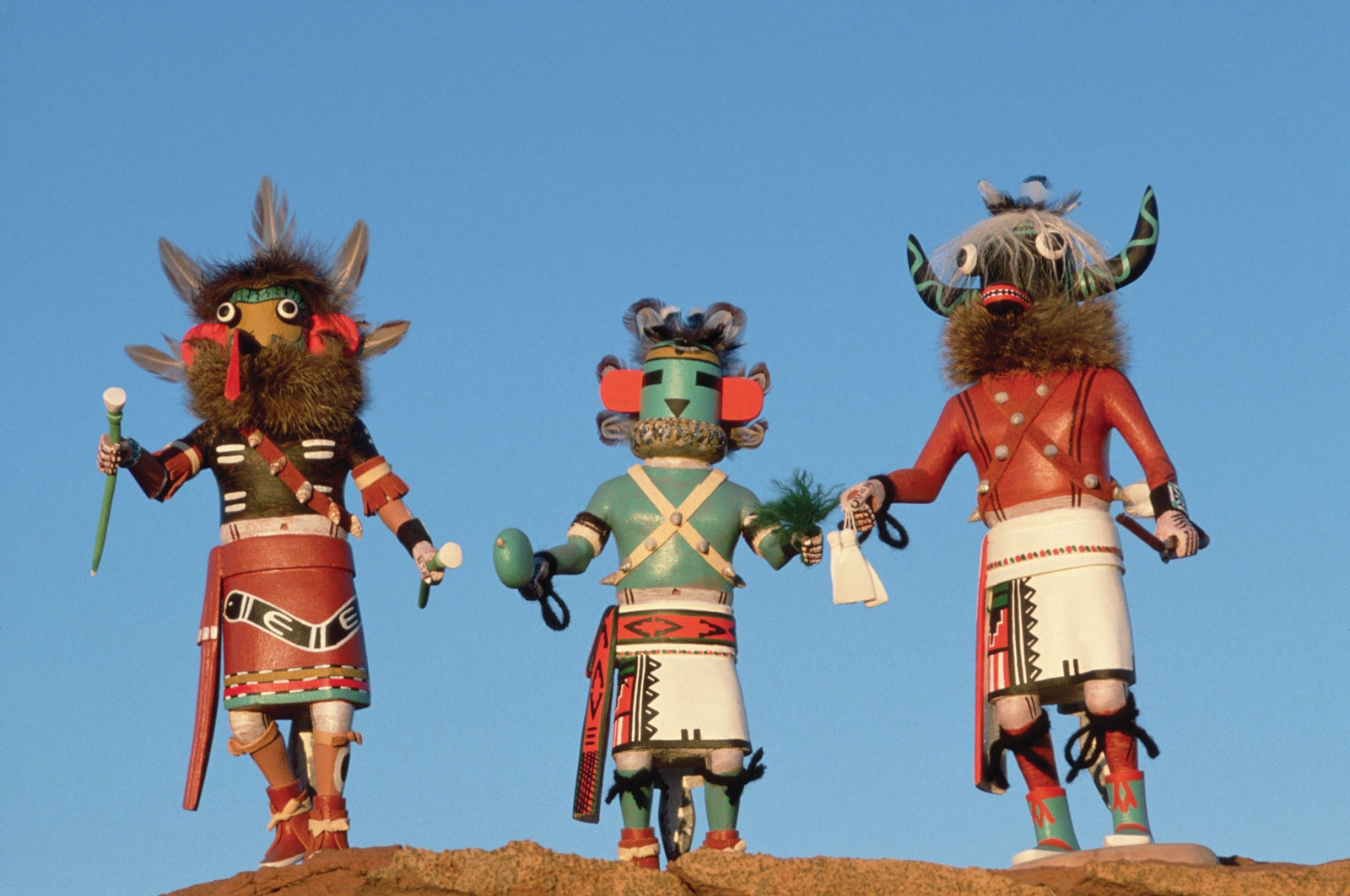 Kachina: Kachina là những búp bê đại diện cho các linh hồn của thế giới thực theo quan niệm của thổ dân Mỹ. Các kachina thường được mặc trang phục truyền thống và làm đồ chơi cho trẻ em. Chúng sẽ đem lại một mùa màng bội thu. Ảnh; Britannica.