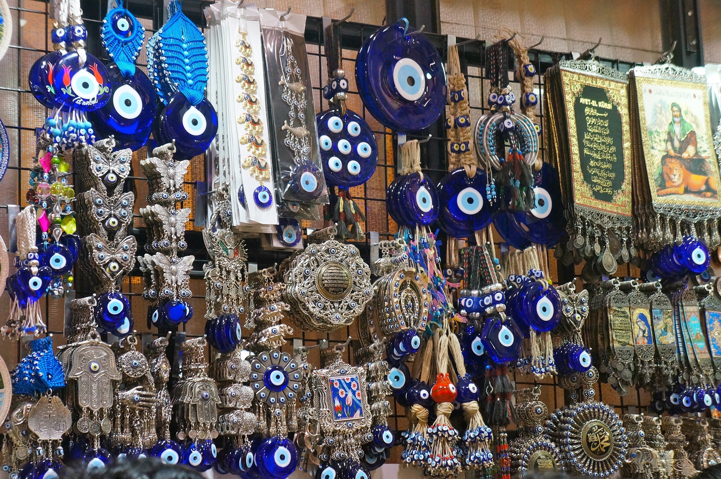 Mắt quỷ: Lá bùa có hình con mắt mở to sẽ bảo vệ người đeo khỏi ánh nhìn tà ác của người khác và là một trong những món đồ lưu niệm được du khách mua nhiều nhất khi tới Trung Đông. Ảnh: Weirdaroundtheworld.