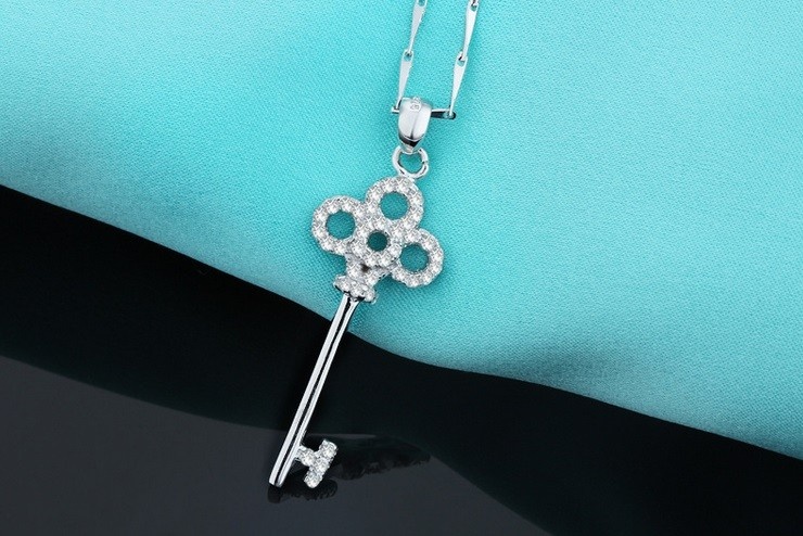 Chìa khóa: Người La Mã và Hy lạp cổ đại tin một chiếc chìa khóa may mắn sẽ mở cánh cửa của thánh thần, để lời cầu nguyện của các tín đồ đến được tai họ. Trong văn hóa Nhật Bản, ba chiếc chìa khóa buộc vào nhau sẽ đem lại sức khỏe, tiền tài và tình yêu. Ảnh: Vivererosse.