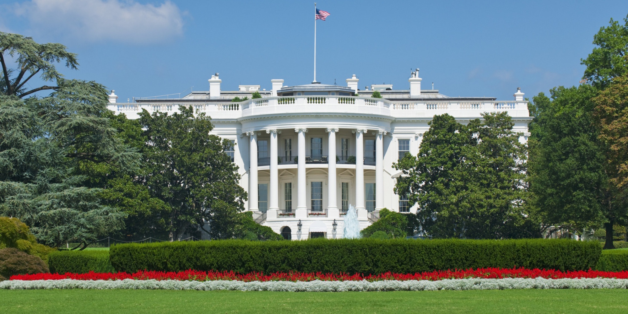 Nhà Trắng (Washington D.C.): Nơi làm việc và cũng là nơi ở chính thức của tổng thống Mỹ có màu trắng nổi bật và thiết kế ấn tượng. Hàng ngày, nơi đây đón hơn 5.000 lượt khách tham quan từ khắp nơi trên thế giới. Ảnh: Huffington Post.