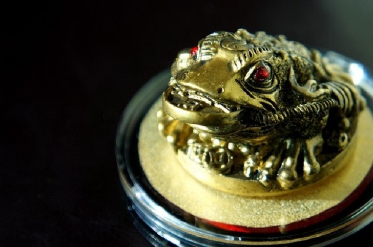 Cóc ba chân: Đây là vật cầu tài của một số quốc gia châu Á. Miệng con cóc thường ngầm một đồng xu. Ảnh: List25.