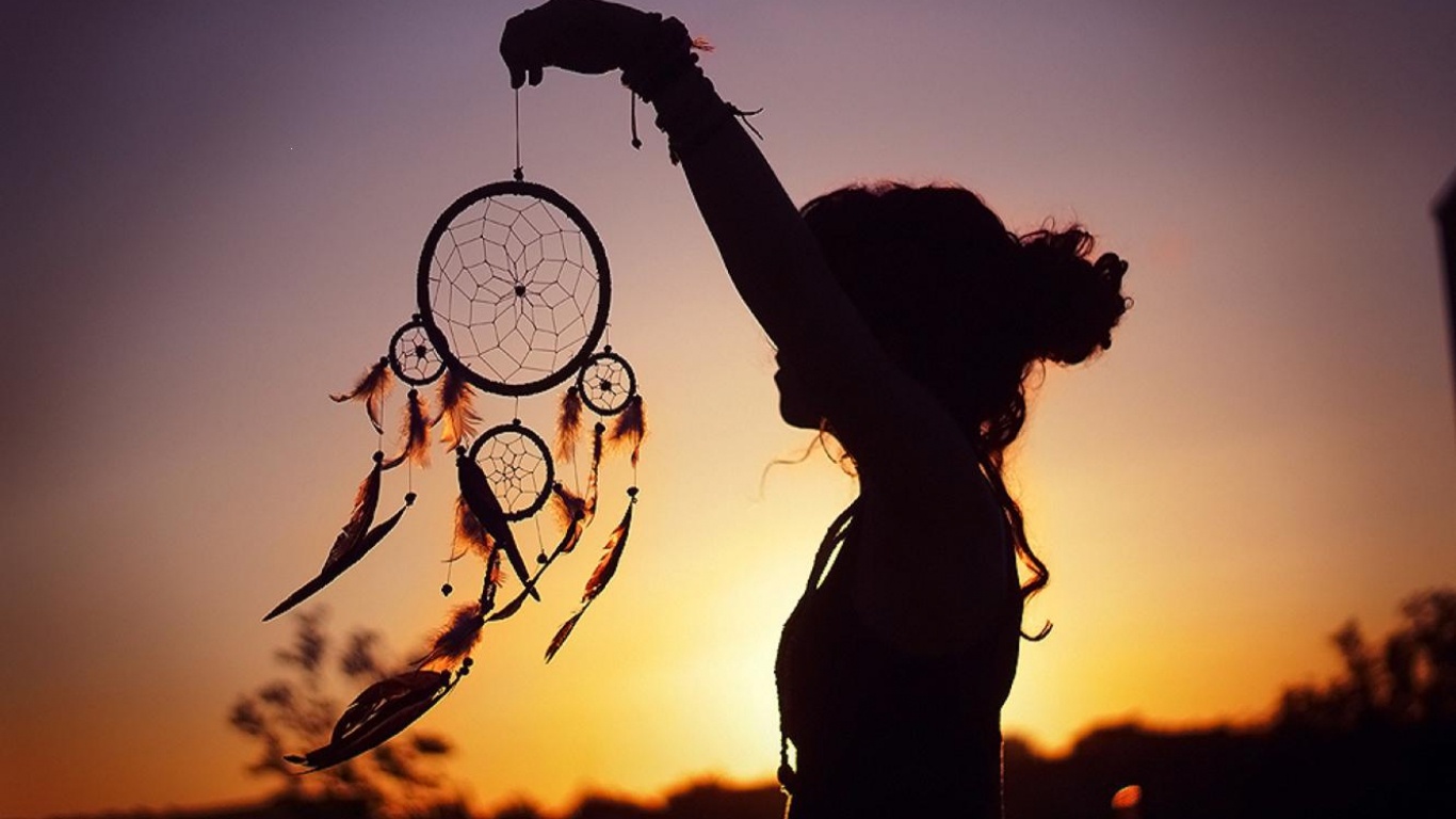Bẫy giấc mơ (Dreamcatcher):  Thổ dân Mỹ đan những chiếc vòng tuyệt đẹp và trang trí bằng những túm lông chim để giữ lại giấc mơ đẹp, lọc bỏ giấc mơ xấu. Theo truyền thuyết của người Ojibwa, một người bà hàng ngày ngồi nhìn con nhện chăng tơ, cho đến một ngày cháu bà nhìn thấy và định giết con nhện. Nhờ bà bảo vệ, con nhện đã thoát chết và đan một tấm mạng trong ánh trăng để đền ơn bà. Con nhện nói: “Hãy nhìn cách tôi đan. Hãy nhìn và học hỏi, bởi mỗi tấm mạng sẽ giữ lại những giấc mơ xấu, chỉ có những giấc mơ đẹp mới có thể lọt qua các lỗ nhỏ”.