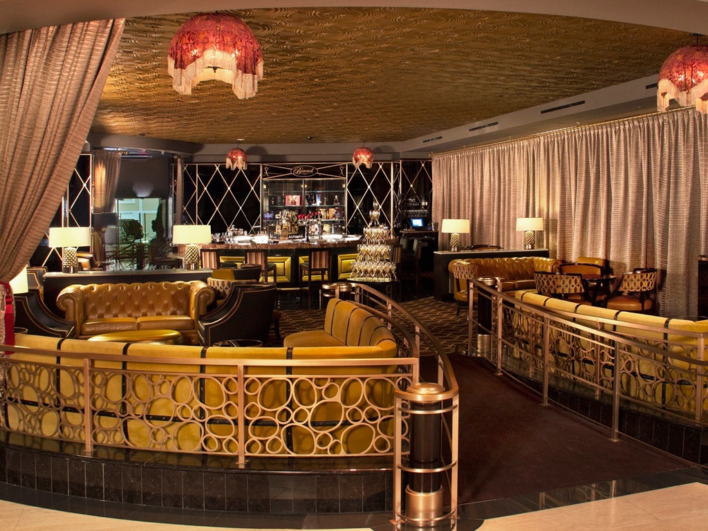 Khám phá Las Vegas ở Nevada: Bạn sẽ có một khoảng thời gian tuyệt vời, không một phút buồn chán ở “thành phố tội lỗi” nổi tiếng này. Las Vegas không chỉ có các sòng bài, mà còn có nhiều chương trình biểu diễn, vui chơi và giải trí.