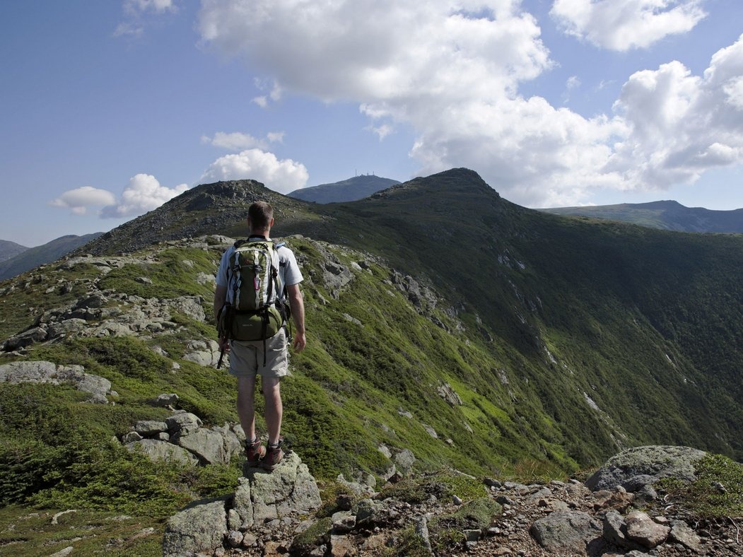 Leo núi Washington ở New Hampshire: Ở độ cao hơn 2.100 m, đỉnh Washington là một trong những ngọn núi cao nhất bờ đông sông Mississippi. Bạn nên leo núi vào khoảng cuối xuân, đầu hè khi khu vực đỉnh vẫn còn tuyết.