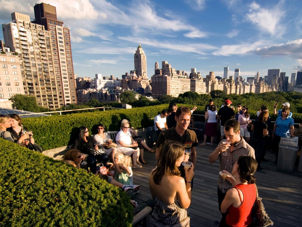 Ngắm chân trời từ bảo tàng ở New York: Có nhiều lý do để bạn không nên bỏ qua chuyến tham quan Bảo tàng nghệ thuật Metropolitan. Ngoài chiêm ngưỡng các tác phẩm cổ điển, hiện đại, các hiện vật vô giá, du khách còn có thể ngắm hoàng hôn lộng lẫy trên “Thành phố không ngủ” từ nóc bảo tàng.