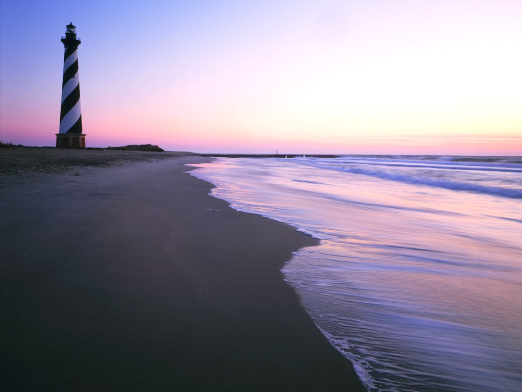 Tắm biển ở Bắc Carolina: Vùng Outer Banks của Bắc Carolina được coi là một trong những bãi biển đẹp nhất nước Mỹ. Khi không tắm nắng, du khách có thể tới thăm hải đăng, tượng đài tưởng niệm anh em nhà Wright, thưởng thức hải sản...