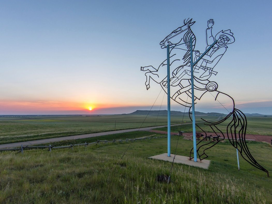 Cảm nhận phép màu của đường cao tốc Bắc Dakota: Đường cao tốc dài 50 km của Bắc Dakota đã trở thành một khu trưng bày nghệ thuật, với các tác phẩm điêu khắc sáng tạo và độc đáo.