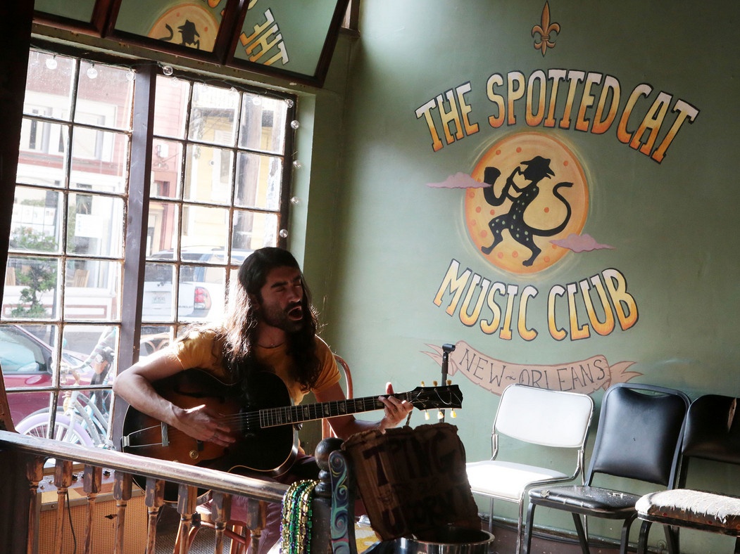 Nghe nhạc Jazz trên phố ở Louisiana: Thường vào thứ ba hàng tuần, các nghệ sĩ tài ba sẽ chơi nhạc trên phố Frenchman ở New Orleans. Du khách sẽ có cơ hội hòa cùng những điệu nhạc Jazz nổi tiếng, đầy phấn khích và sôi động.