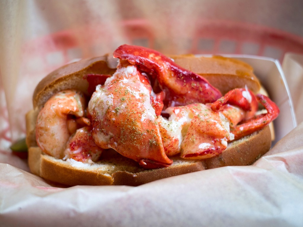 Ăn tôm hùm ở Maine: Maine có nguồn tôm hùm tươi ngon vừa đánh bắt và một hải cảng xinh đẹp. Bạn có thể thưởng thức những món ăn ngon tuyệt và uống bia trong lúc ngắm sóng biển xô vào bờ đá gập ghềnh.