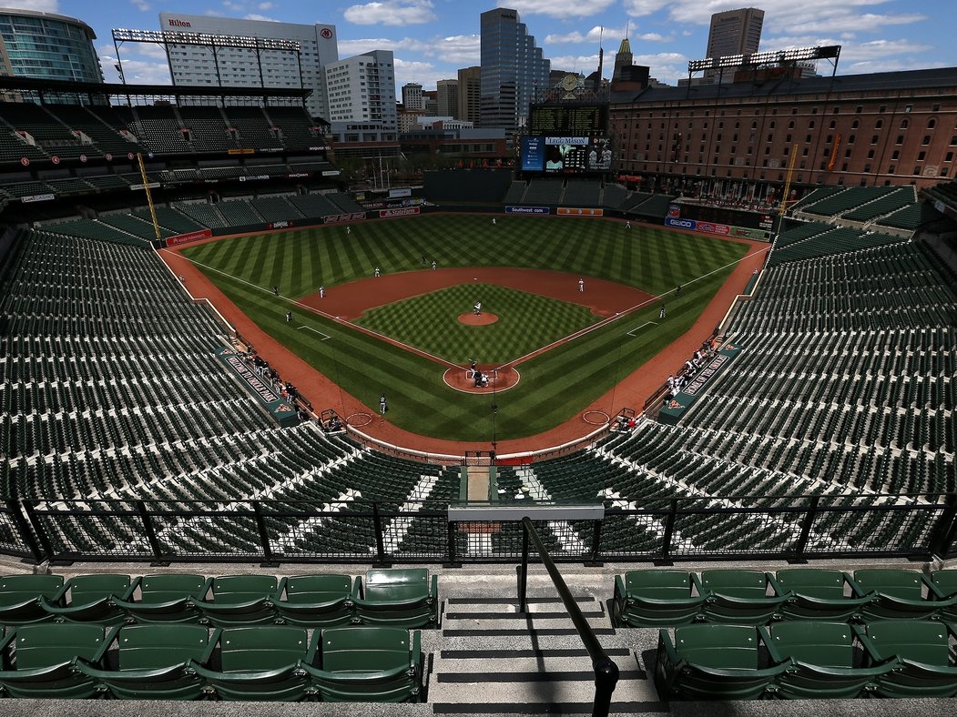 Xem bóng chày ở Maryland: Sân Oriole ở Camden Yards từng là chuẩn mực cho các sân bóng chày trên nước mỹ, với kiến trúc tuyệt đẹp, trang thiết bị hiện đại, khu vực khán đài đem lại sự thoải mái cho người xem. Đến giờ, đây vẫn là nơi lý tưởng để du khách cổ vũ cho những trận bóng chày sôi động.