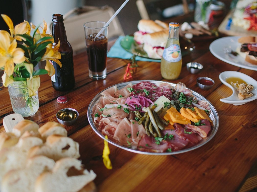 Khám phá ẩm thực Detroit ở Michigan: Dù hiện tại Detroit được biết tới với những khu phố hoang vắng sau khi ngành công nghiệp xe hơi Mỹ thất thế, đây vẫn là nơi có ẩm thực tuyệt hảo. 