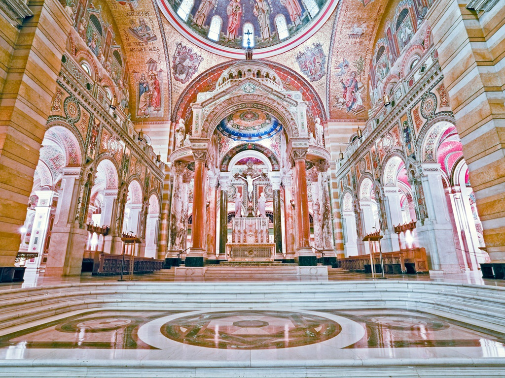 Tham quan thánh đường Basilica ở Missouri: Kiệt tác kính màu này ở thánh đường Basilica, St. Louis phủ kín trần mái vòm, với hơn 7.000 màu sắc khác nhau.