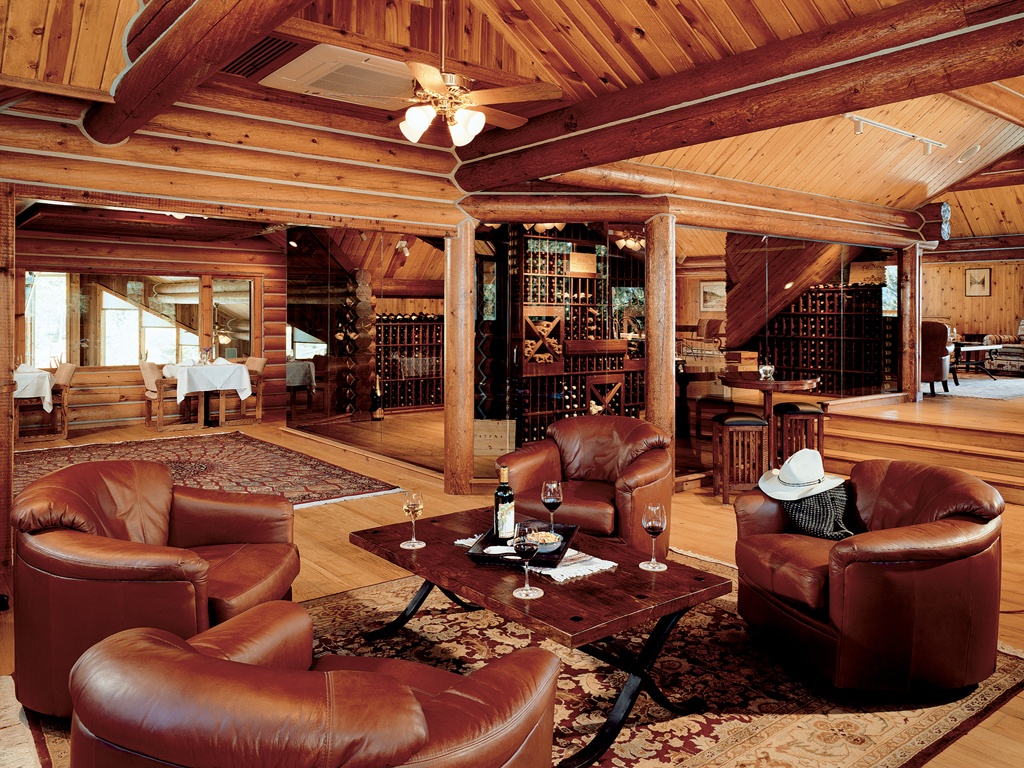 Làm cao bồi ở Montana: Khu nghỉ dưỡng Triple Creek có 23 cabin riêng biệt, với lò sưởi, bồn tắm nước nóng và phần hiên rộng rãi. Du khách sẽ được trải nghiệm cuộc sống của một cao bồi miền Tây, chăn bò, cưỡi ngựa, đi săn...