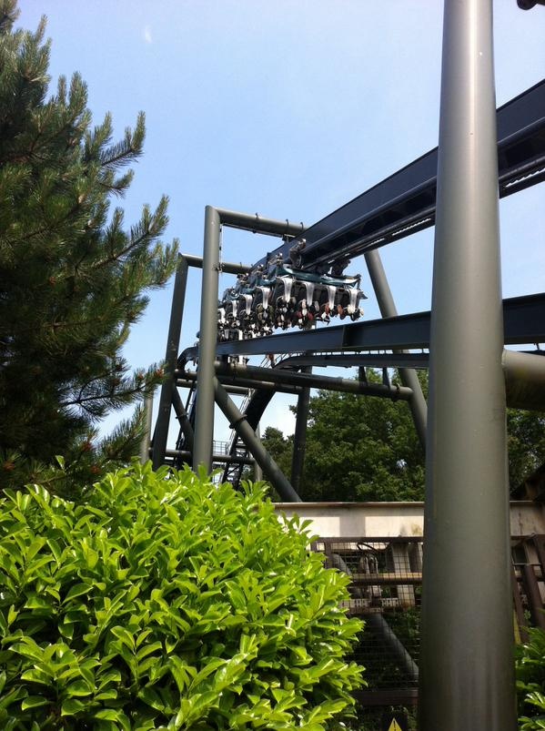 80 du khách mắc kẹt trên không trung giữa trời nắng.