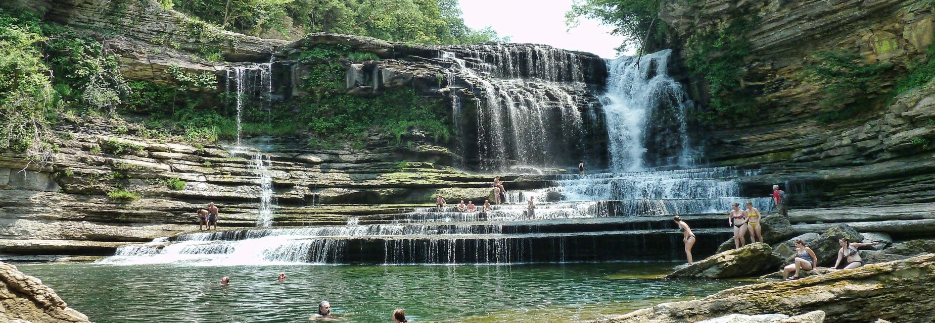 Thác Cummins (Tennessee, Mỹ): Sau 20 phút đi bộ qua miền quê của Tennessee, du khách sẽ đến chân thác nước Cummins. Hồ nước mát mẻ dưới chân thác là nơi lý tưởng để bạn thỏa thích bơi lội trong một buổi chiều oi bức. Ảnh: Thousandwonders.