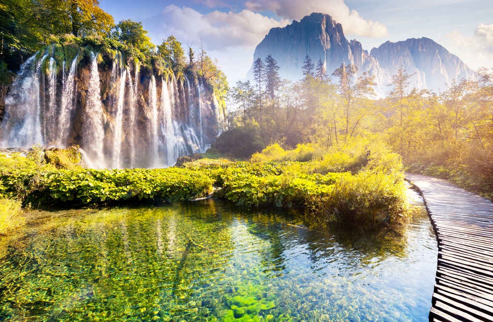 Thác ở Plitvice (Croatia): Công viên quốc gia Hồ Plitvice không có gì xa lạ với du khách, nhưng càng đi sâu vào trong càng vắng người. Mỗi tuyến đường đều đi ngang qua một vài thác nước trong vắt và mát lạnh. 