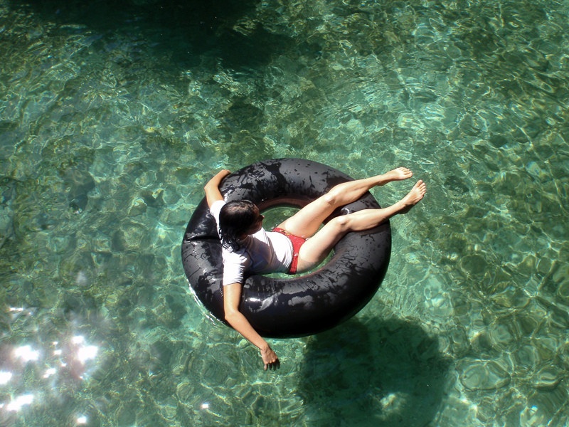 Cây cối xanh tươi trên miệng hố làm nổi bật làn nước trong vắt như pha lê, với nhiều loài cá nhiệt đới và đáy cát đẹp. Hàng loạt kênh nối với biển Nam Thái Bình Dương khiến hồ không bao giờ cạn nước. 