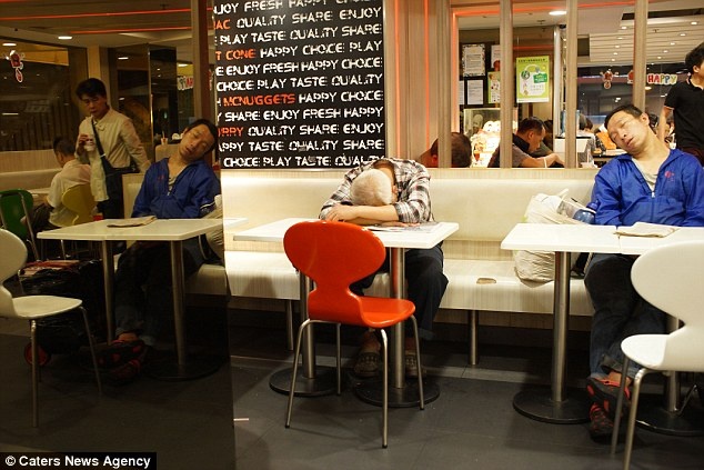 Người vô gia cư ở Hong Kong đang biến các cửa hàng McDonald thành chỗ ngủ tạm bợ. 