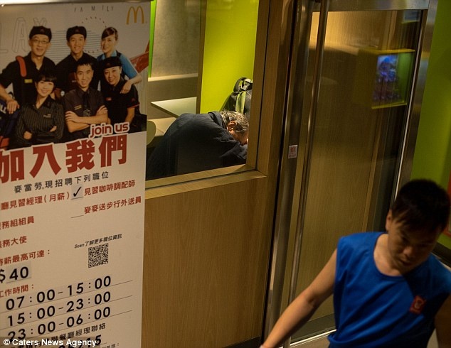 McDonald là nơi họ tới khi không còn chỗ nào khác. Một cụ già đang gục xuống bàn ngủ ở nhà hàng. 