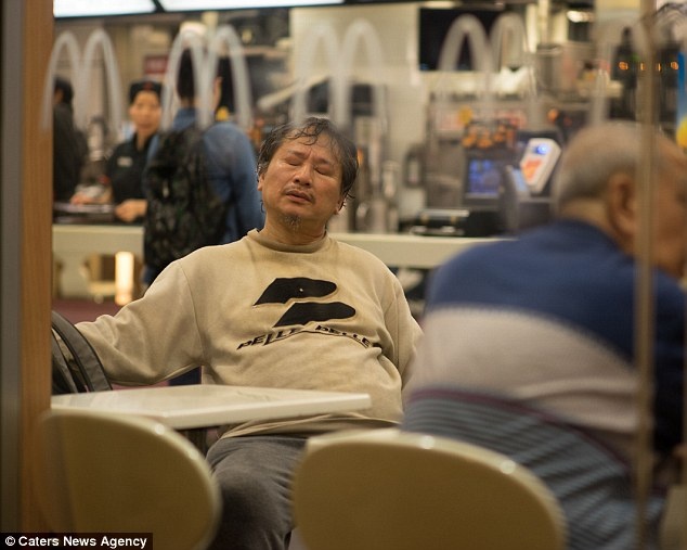 Các nhân viên nhà hàng cho biết họ đã dùng nhiều biện pháp để ngăn tình trạng này diễn ra nhưng không hiệu quả.