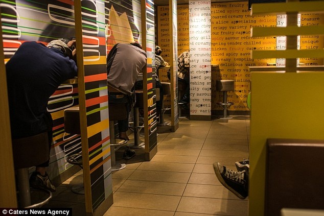 Suraj Katra nói khi tới các cửa hàng có người vô gia cư, điều đầu tiên anh nhận ra là mùi hôi khó chịu.