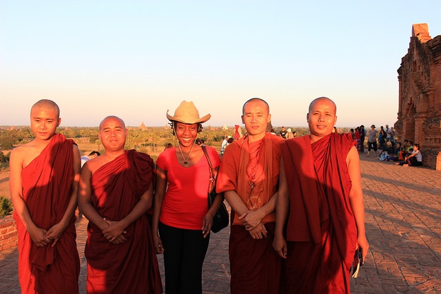 Coi người địa phương là “đạo cụ” chụp ảnh: Nhiều du khách phương Tây giàu có tới các trại trẻ mồ côi hay trường học ở châu Phi, Đông Nam Á, và chụp ảnh giữa những đứa trẻ trông buồn bã, nghèo khổ để thu hút sự chú ý trên mạng xã hội. Hãy tiếp xúc với người dân địa phương để có thêm những hiểu biết và trải nghiệm thú vị, chứ đừng coi họ chỉ là điều giúp bức ảnh của bạn trở nên ấn tượng.