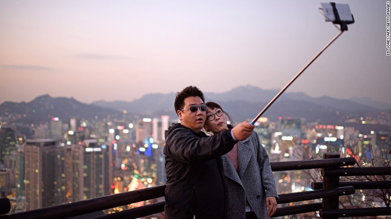 Chụp ảnh ở thời điểm và vị trí không thích hợp: Nhiều du khách vẫn cố tình chụp ảnh dù đã có biển cấm, như tại các khu vực đền chùa có ảnh đăng lên Facebook khoe bạn bè. Hãy nhớ, đi du lịch là để trải nghiệm và thư giãn, chứ không phải chỉ để chụp ảnh. Ảnh: CNN.