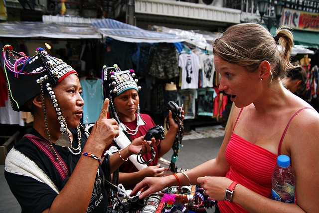 Mặc cả mọi lúc, mọi nơi: Bạn có thể mặc cả một chút để mua bán vui vẻ ở những khu chợ đông đúc hoặc các cửa hàng nhỏ, nhưng đừng làm thế ở nơi các món hàng đã có giá cụ thể. 