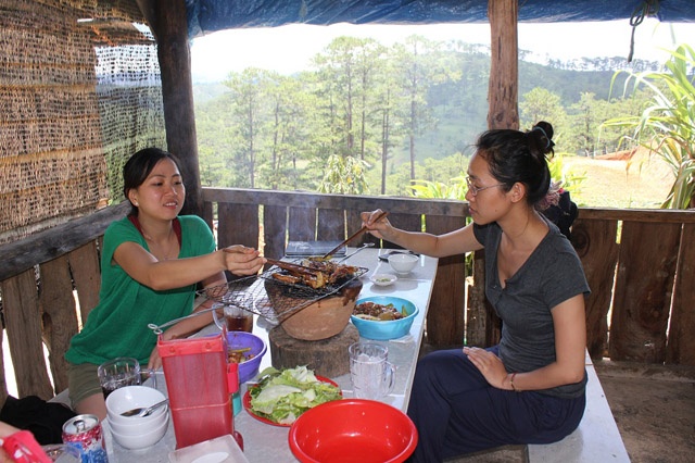 Không chỉ có món gà thơm ngon, quán còn hấp dẫn bởi không gian thoáng đãng giữa đèo.
