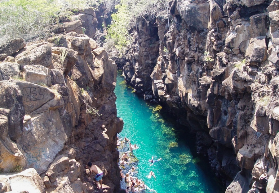 Las Grietas, Puerto Ayora, Ecuador: Đây là một hẻm núi được tạo ra bởi nham thạch. Cả nước mặn và nước ngọt đổ vào hẻm núi này, tạo ra một hồ bơi tự nhiên với nhiệt độ luôn duy trì ở mức 18-20 độ C. Để tới được đây, du khách phải đi bộ một quãng khá xa, bù lại họ sẽ được tận hưởng làn nước trong vắt, mát mẻ tuyệt vời.