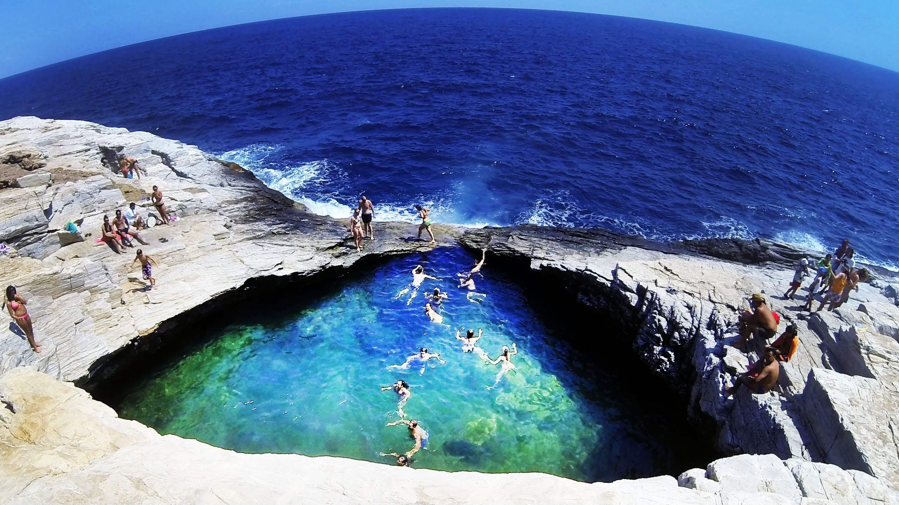 Giola, đảo Thassos, Hy Lạp: Trên hòn đảo Thassos xinh đẹp, một hồ nước độc đáo có tên Giola thu hút rất nhiều du khách. Giola giống như một viên đá quý lộng lẫy được gắn vào bờ đá, với làn nước xanh biếc và ở vị trí biệt lập. Đây là thiên đường cho những ai yêu thích bơi lội, hay chỉ đơn giản là ngâm mình trong nước mát và thư giãn. Ảnh: Thassossummer.