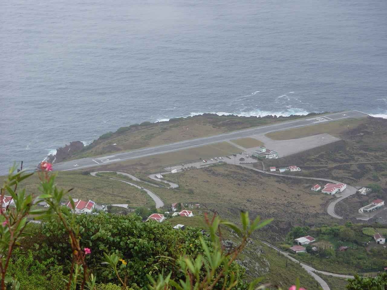 10. Saba tới St. Maarten, Hà Lan (45 km - 15 phút): Ngoài thời gian ngồi trên máy bay siêu ngắn, bạn còn được trải nghiệm hai đường băng kỳ quặc nhất thế giới.