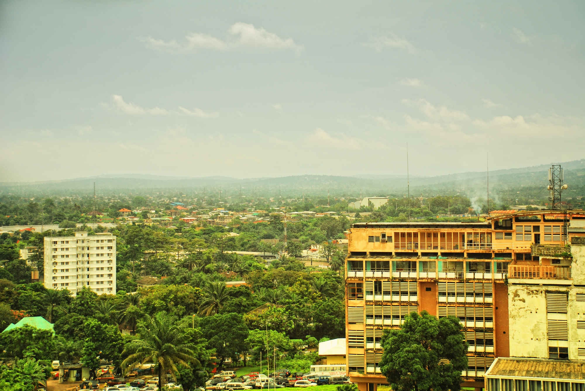 8. Kinshasa tới Brazzaville, Cộng hòa Dân chủ Congo tới Cộng hòa Congo (32 km - 30 phút): Du khách có thể lựa chọn đường hàng không để nhanh chóng di chuyển giữa hai thành phố này, thay vì phải đi trên tuyến đường cao tốc lồi lõm ở đây.