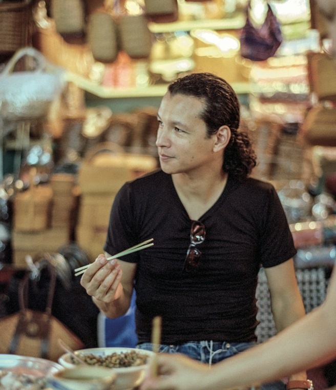 Bobby Chinn thưởng thức món ăn đường phố của Hà Nội.