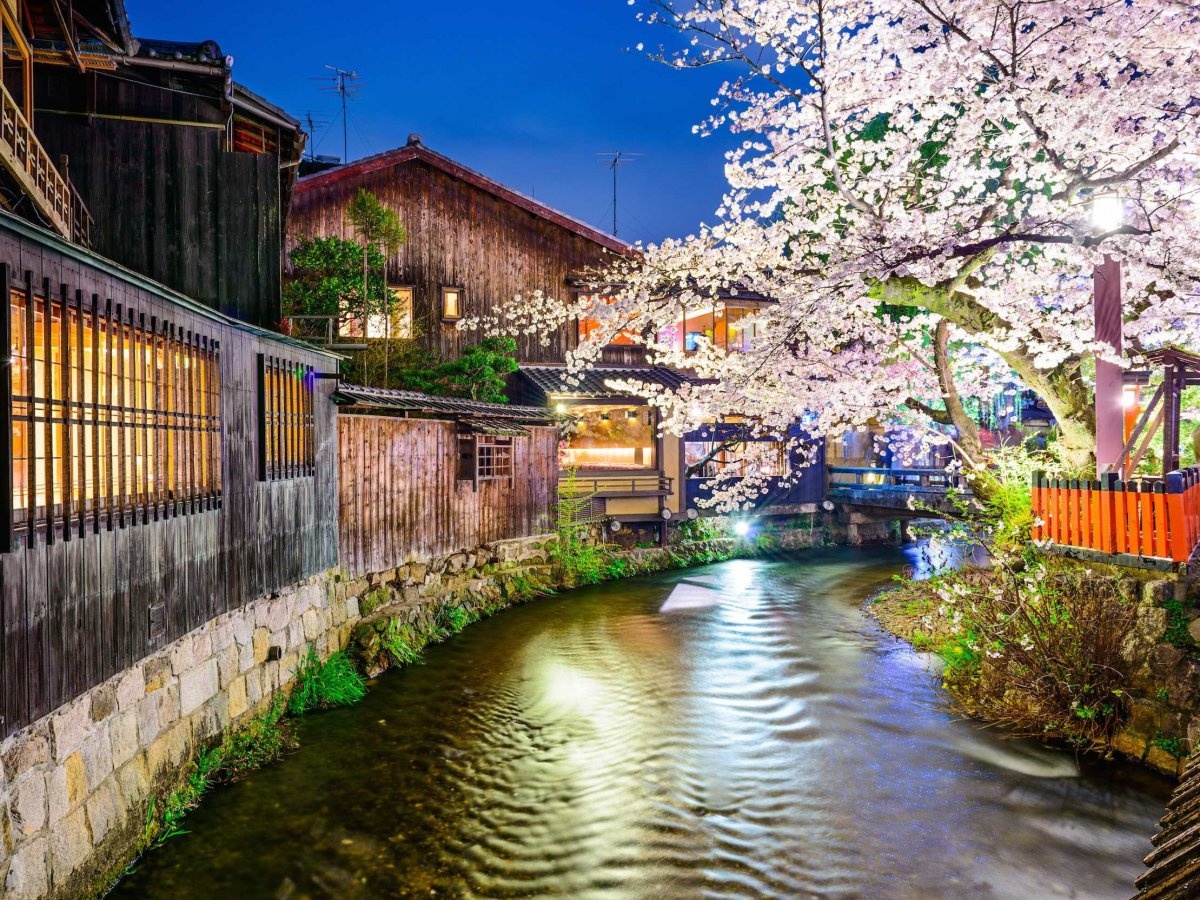 1. Kyoto, Nhật Bản: Thành phố cổ kính, xinh đẹp này cất giữ những truyền thống, lối sống và văn hóa của Nhật Bản thời xưa. Nơi đây đem lại cho du khách cảm giác như lạc vào một thời đại khác.