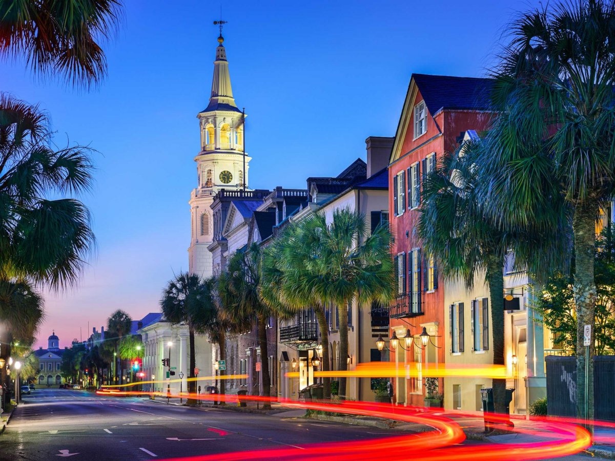 2. Charleston, Mỹ: Thành phố Charleston nằm ở Nam Carolina thu hút du khách bởi khí hậu ấm áp, kiến trúc tuyệt đẹp, những con đường rợp bóng sồi, hải cảng lãng mạn, ẩm thực thượng hạng và nhiều hoạt động giải trí hấp dẫn.