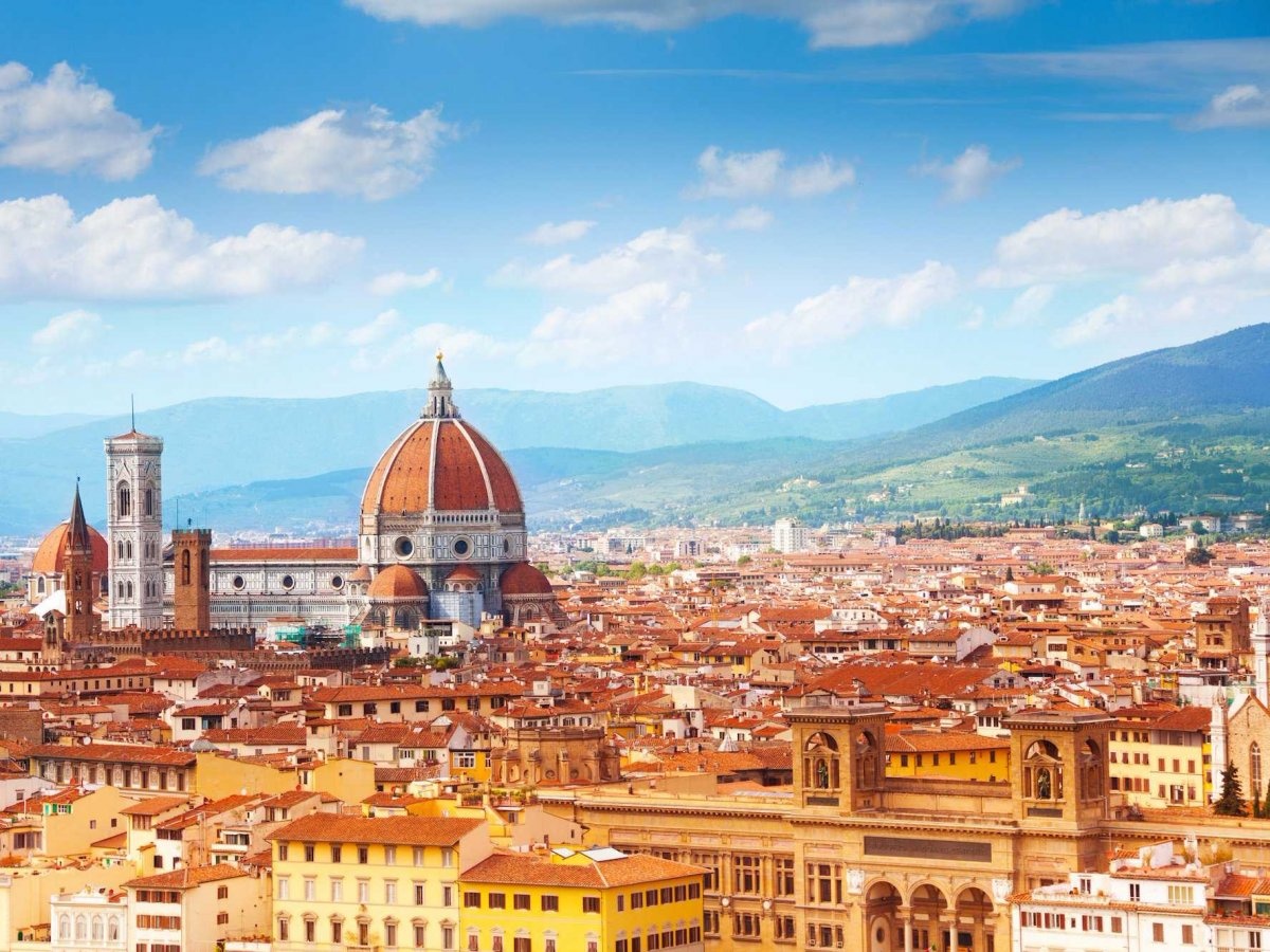 4. Florence, Italy: Thành phố với bề dày văn hóa, lịch sử này là một điểm đến hấp dẫn với nhiều du khách. Là nơi khai sinh của trào lưu Phục Hưng, Florence có những tác phẩm nghệ thuật và kiến thúc kiệt xuất, với nhiều điểm tham quan thú vị và lãng mạn.