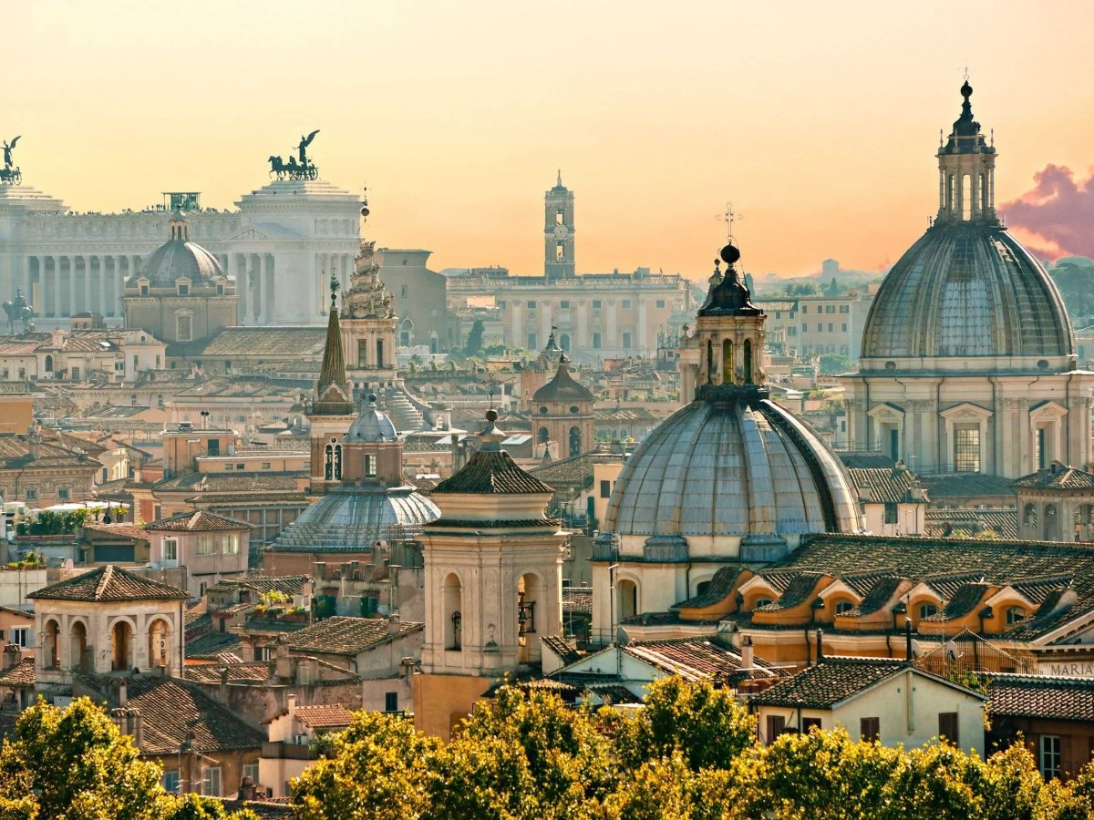 5. Rome, Italy: Thật dễ hiểu khi thành phố rộng lớn và nhộn nhịp với hơn 3.000 năm lịch sử này được các du khách yêu thích. Ngoài các di tích cổ đại nổi tiếng, thánh địa Vatican và các nhà thờ lộng lẫy, Rome còn có không khí lãng mạn với ẩm thực tinh tế và các loại rượu ngon, thích hợp cho các cặp đôi.