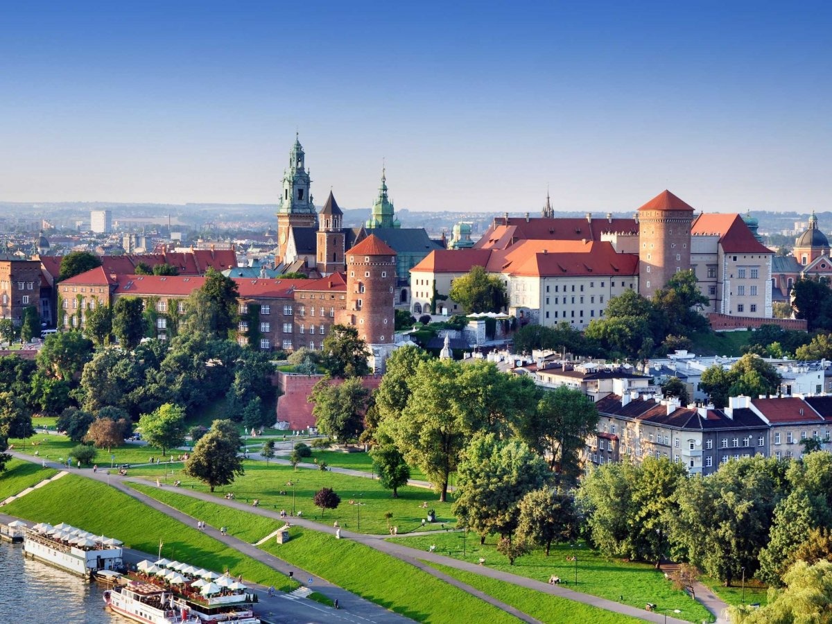 7. Kraków, Ba Lan: Thành phố xinh đẹp và bình yên này được coi là một trong những kho báu về văn hóa và kiến trúc của châu Âu, với những công trình từ thời trung cổ, các lâu đài Phục Hưng và nhà thờ kiểu Gothic. Bạn có thể nhâm nhi một ly cà phê, thưởng thức những món ăn độc đáo và trải nghiệm bầu không khí đặc trưng của Kraków.