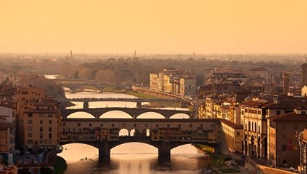 Cây cầu nổi tiếng Ponte Vecchio.