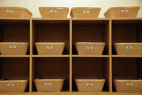 3. Cởi bỏ quần áo: Thường thì các suối nước nóng đều yêu cầu người tắm cởi bỏ quần áo và để vào các giỏ hoặc tủ chứa đồ. Bạn chỉ có thể đem theo các khăn nhỏ vào khu tắm.