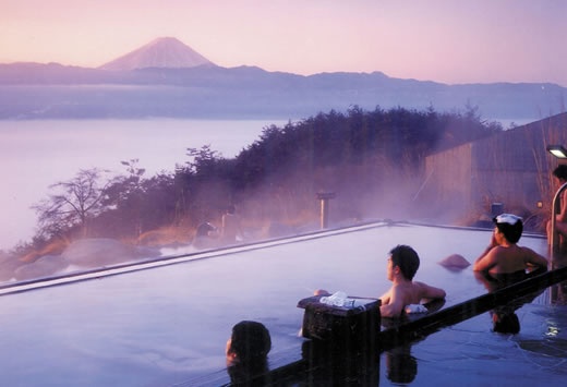 6. Đừng đi tiểu dưới nước: Ngoài việc đây là một hành động khiếm nhã, nước trong các bể tắm công cộng ở Nhật có một hóa chất đặc biệt khiến nước xung quanh và cơ thể bạn chuyển thành màu tím khi phản ứng với nước tiểu. 