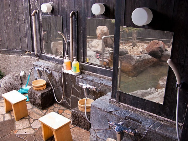 4. Tắm sạch trước: Bạn phải tắm và kì cọ thật sạch trước khi xuống suối nước nóng. Vài nơi không có vòi sen mà chỉ có ghế ngồi và thùng nước. Nếu có dùng phòng xông hơi, hãy dội sạch mồ hôi trước đã.