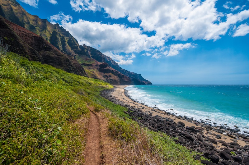Đường Kalalau (Hawaii): Với chiều dài gần 20 km men theo các vách núi cạnh biển, du khách phải thận trọng trong từng bước chân nếu không muốn rơi xuống bờ đá lởm chởm phía dưới.  Ảnh: Trekearth.