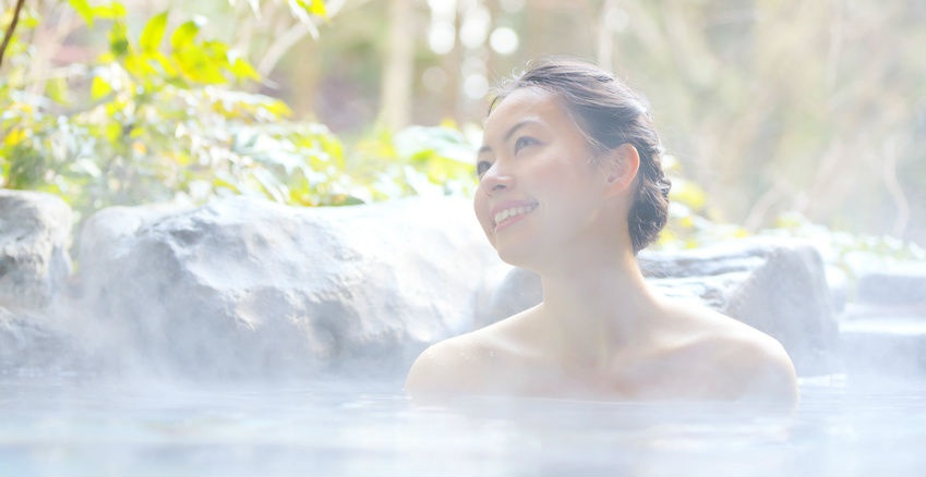 9. Không vào khu khác giới: Có một số khu suối nước nóng có nơi cho nam nữ tắm chung, nhưng khi đã chia làm hai khu riêng cho nam và nữ, du khách không được phép vào khu khác giới. Nếu cố tình vi phạm, bạn sẽ bị phạt nặng.