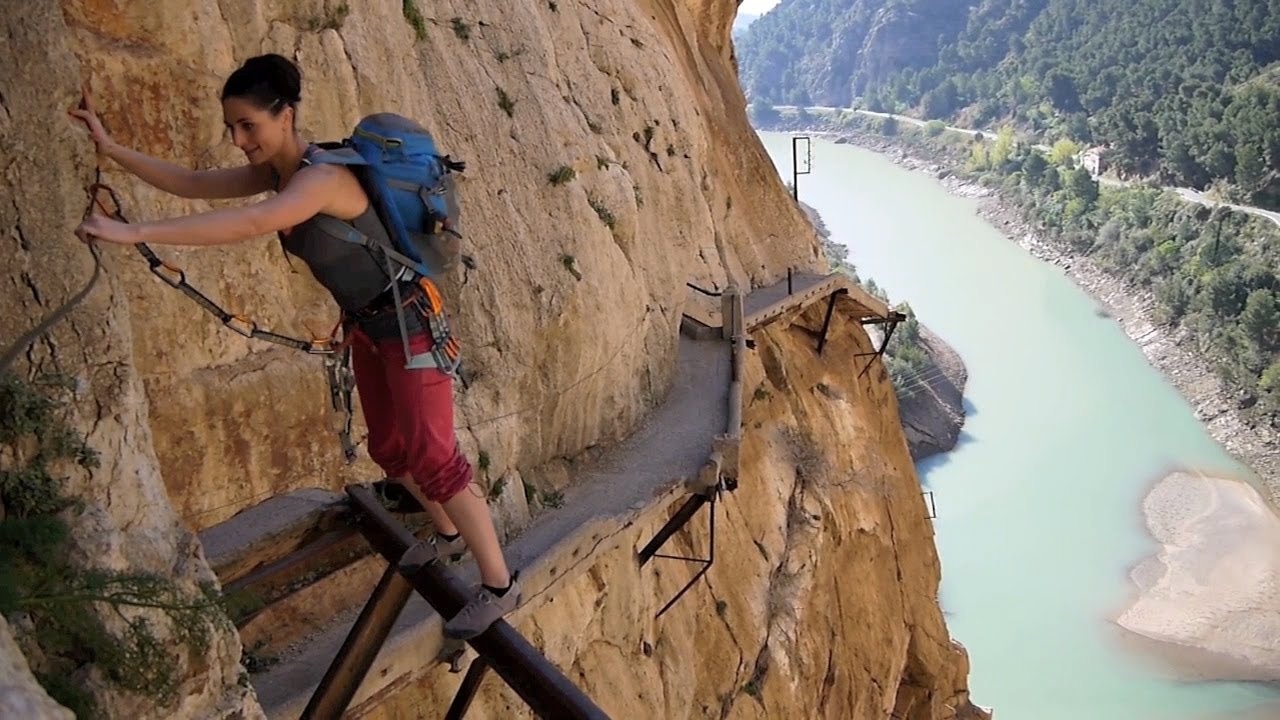 El Caminito del Rey (Tây Ban Nha): Con đường nhỏ hẹp men theo vách núi dựng đứng này đã từng bị đóng cửa vào năm 1999 - 2000  do nhiều vụ tai nạn chết người. Tuy nhiên, sau đó đường đã được sửa chữa và mở cửa đón khách trở lại. Ảnh: Thrillseekersanonymous.