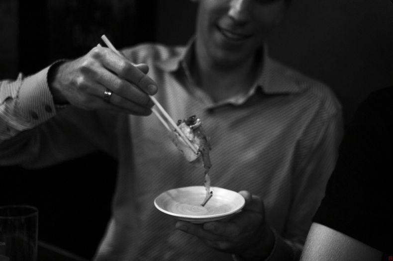 1. Đĩa thức ăn chung: Bạn không được gắp và ăn trực tiếp từ đĩa đồ ăn chung mà cần gắp về bát của mình trước. Tốt nhất là bạn nên gắp một vài món rồi mới bắt đầu ăn.