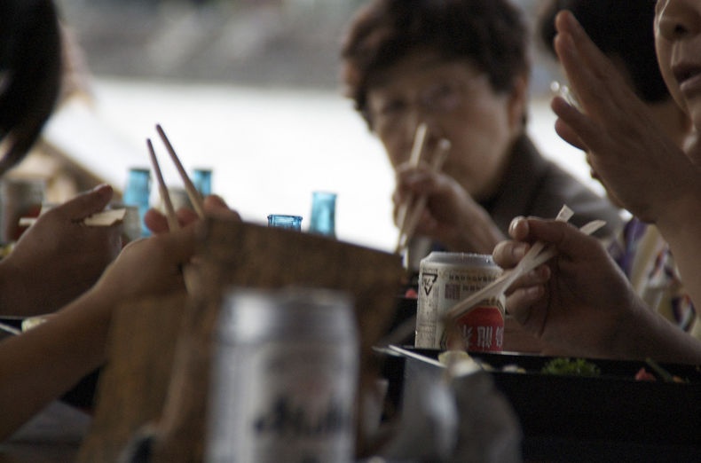 10. Cách sử dụng đũa: Người Nhật thường tránh dùng đũa để chỉ vào thứ gì đó, hay vung đũa xung quanh. Việc chơi đùa với đũa bị coi là thiếu tôn trọng.