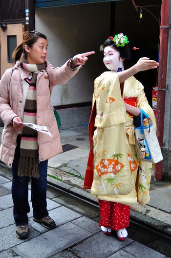 11. Chỉ hướng: Việc chỉ ngón tay ở Nhật thường bị coi là có ý đe dọa, chỉ trích. Người ta thường dùng cả bàn tay khi muốn chỉ hướng, hoặc chỉ mô tả bằng lời mà không dùng cử chỉ.